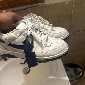 off whites retail price is 600 im open to negotiate any price within reason